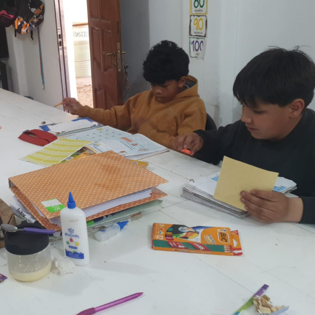 niños estudiando