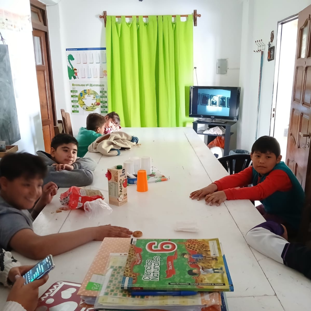 niños en la mesa